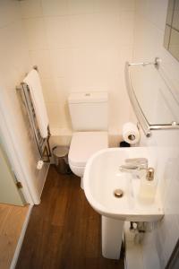 Koupelna v ubytování Lemon Tree Rooms - Newly Refurbished Coastal Stay