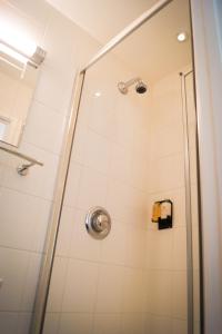 Koupelna v ubytování Lemon Tree Rooms - Newly Refurbished Coastal Stay