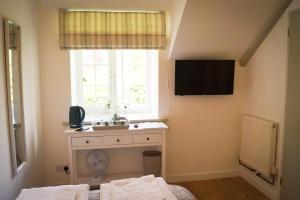 TV a/nebo společenská místnost v ubytování Lemon Tree Rooms - Newly Refurbished Coastal Stay