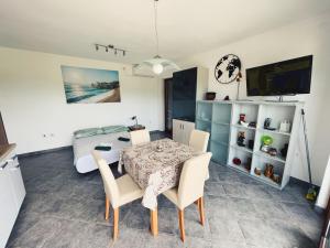 TV a/nebo společenská místnost v ubytování Apartments Kordić