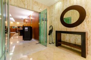 eine Lobby mit einem Kamin und einem Spiegel an der Wand in der Unterkunft TURIM Europa Hotel in Lissabon