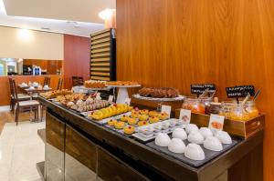 ein Buffet mit vielen verschiedenen Speisen in der Unterkunft TURIM Europa Hotel in Lissabon