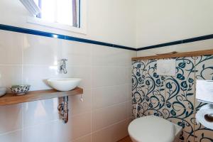 ラ・テュルビーにあるAppartement met uitzicht over Monacoの洗面台とトイレ付きのバスルーム +14枚の写真