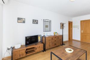 Villamiel de ToledoにあるToledo Ciudad De Las Tres Culturasのテレビとテーブルのあるリビングルーム