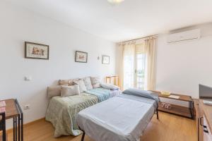 Villamiel de ToledoにあるToledo Ciudad De Las Tres Culturasのベッドとソファのある寝室