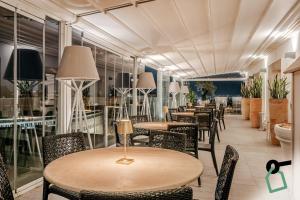 Restaurace v ubytování HOTIDAY Room Collection - Napoli Diaz