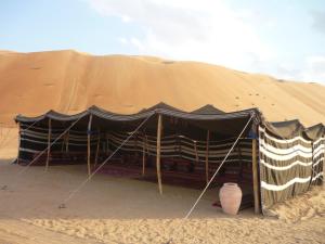 una grande tenda in mezzo al deserto di Desert Retreat Camp ad Al Wāşil
