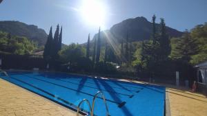 una gran piscina con el sol en el fondo en La casa de mayfer, en Benamahoma