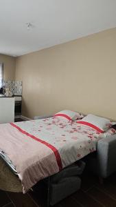 - une chambre dotée d'un lit avec une couverture rouge et blanche dans l'établissement La maison de villenouvelle, à Toulouse