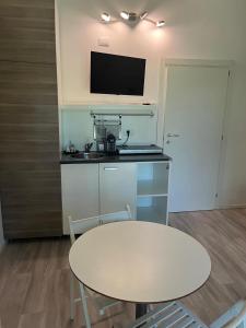 A kitchen or kitchenette at Bed&breakfast BBqueen Sandonato Policlinico