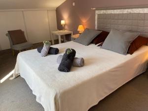 a large white bed with three stuffed animals on it at Logement calme et chaleureux dans villa in Évenos