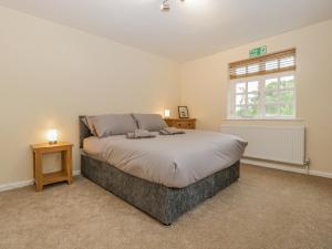 Postel nebo postele na pokoji v ubytování Heron's Lodge