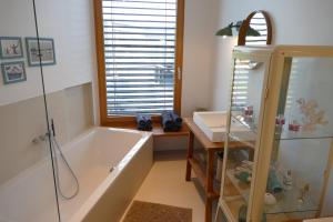 Ένα μπάνιο στο Luxuriöses Ferienhaus am Neusiedler See
