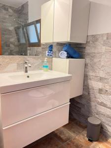 Koupelna v ubytování Ap NURIMAR 2 con Aire Acondicionado en Centro del Pueblo