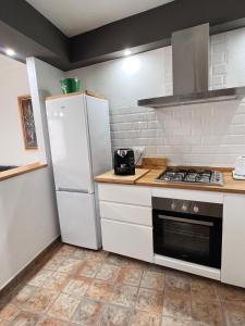 Kuchyň nebo kuchyňský kout v ubytování Ap NURIMAR 2 con Aire Acondicionado en Centro del Pueblo