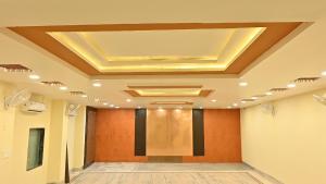 Un techo en una habitación con pasillo. en Hotel Kaka Inn, en Ajmer