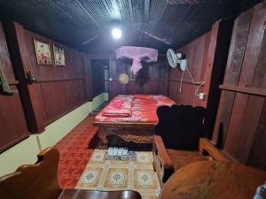 Kleines Zimmer mit einem Bett und einem Tisch in der Unterkunft Happy Homestay Banlung & Trekking in Banlung