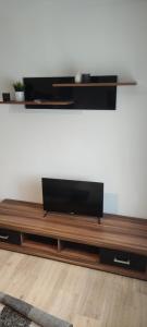 a flat screen tv sitting on top of a table at Modernes Work and Stay Apartment Nähe Attendorn und Plettenberg für 5 Personen in Plettenberg