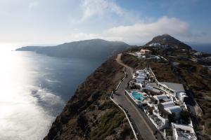 Santorini Princess Spa Hotel في إيميروفيغلي: اطلالة جوية على جبل والمحيط