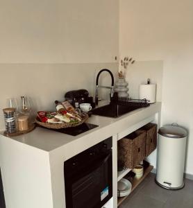 Vie rêvée luxury suites的厨房或小厨房