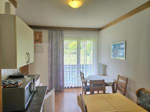 kuchnia i jadalnia ze stołem i jadalnią w obiekcie Apartments Edenhof w mieście Bad Kleinkirchheim