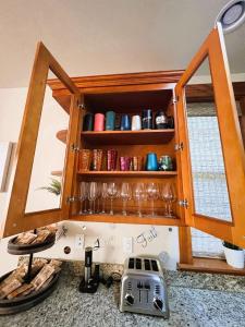 un armario con gafas en la cocina en Stunning House with Views of Puget Sound! Ideal for Family Reunions en Edmonds
