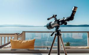 una cámara sobre un trípode con vistas al agua en Stunning House with Views of Puget Sound! Ideal for Family Reunions, en Edmonds