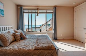 1 dormitorio con cama grande y ventana grande en Stunning House with Views of Puget Sound! Ideal for Family Reunions en Edmonds