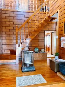 een trap in een huis met een kooi op de vloer bij T&T Fujiyama Guest House in Fujiyoshida