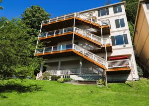 een gebouw met balkons aan de zijkant bij Stunning House with Views of Puget Sound! Ideal for Family Reunions in Edmonds