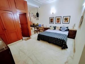 ニューデリーにあるStay nearby Lutyen's Delhi just 15min from Connaught Placeのベッドとリビングルームのある寝室