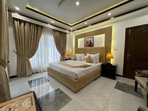um quarto com uma cama e uma grande janela em Hotel Belmont Naran em Naran
