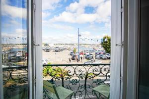 a balcony with a view of a parking lot at -BOSCO- Elegant T3 avec balcon et vue sur le port in Concarneau