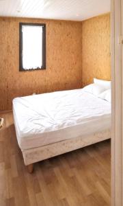 een groot bed in een kamer met een raam bij Chalet d'une chambre avec terrasse amenagee a Giffaumont Champaubert in Giffaumont