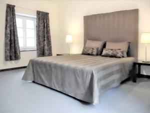 sypialnia z dużym białym łóżkiem z 2 lampami w obiekcie 5 bedrooms house with enclosed garden and wifi at Comblain au Pont w mieście Comblain-au-Pont
