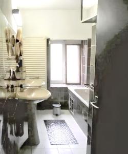 łazienka z 3 umywalkami i oknem w obiekcie 5 bedrooms house with enclosed garden and wifi at Comblain au Pont w mieście Comblain-au-Pont