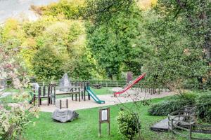 park z placem zabaw ze zjeżdżalniami i huśtawkami w obiekcie 5 bedrooms house with enclosed garden and wifi at Comblain au Pont w mieście Comblain-au-Pont