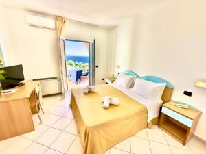 TV a/nebo společenská místnost v ubytování Hotel Alizé