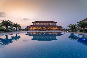 eine Villa mit Swimmingpool bei Nacht in der Unterkunft River Bank Jungle Resort, Chitwan in Bharatpur