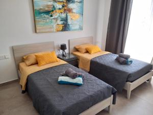 Postel nebo postele na pokoji v ubytování Yellow Hill Penthouse