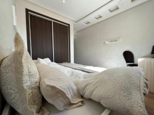 Ένα ή περισσότερα κρεβάτια σε δωμάτιο στο Lovely family condo in residence Marrakech