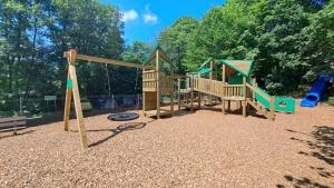 un grupo de equipos de juegos en un parque en Boshuis Bonbon - Chalet in Durbuy, en Durbuy