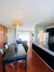 ein Wohnzimmer mit Tisch und Küche in der Unterkunft GRAN RESERVA 5 Ático in Empuriabrava