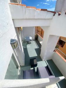 über dem Balkon mit Tisch und Stühlen in der Unterkunft GRAN RESERVA 5 Ático in Empuriabrava