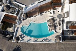 widok na basen w budynku w obiekcie Santorini Princess Spa Hotel w Imerovíglion