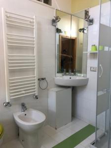 ein Badezimmer mit einem Waschbecken, einem WC und einem Spiegel in der Unterkunft B&B Da Ponticello in Rom