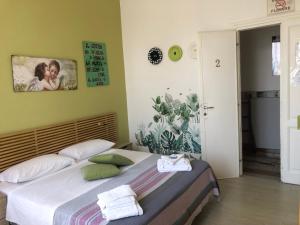 ein Schlafzimmer mit einem Bett in einem Zimmer in der Unterkunft B&B Da Ponticello in Rom