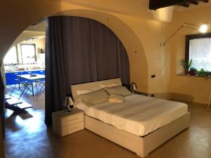 - une chambre avec un lit dans une pièce avec une table dans l'établissement Casa Chiassarello con piscina, à Roccastrada