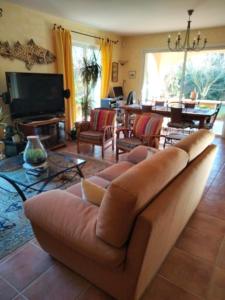 un salon avec un canapé et une télévision dans l'établissement Villa Aurea, à Hyères