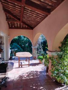 un patio extérieur avec une table et quelques plantes dans l'établissement Villa Aurea, à Hyères 15 autres photos